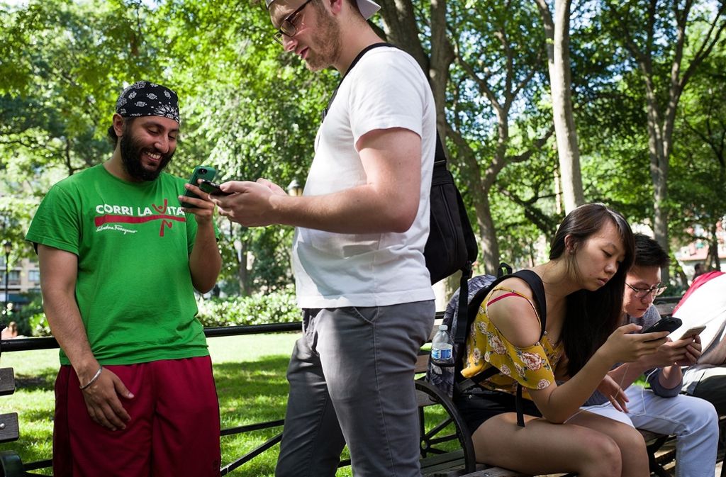 Zwei Studenten im Union Square, New York City, im Pokémon-Fieber.