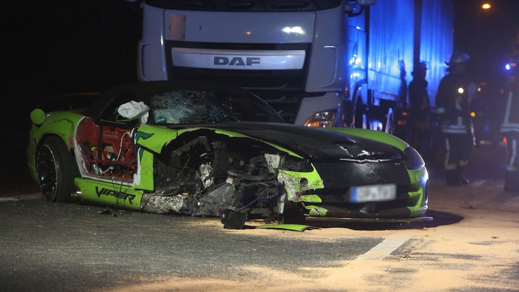 Unfall in Düsseldorf: Aus Dodge Viper geschleudert und von Lkw überrollt - tot