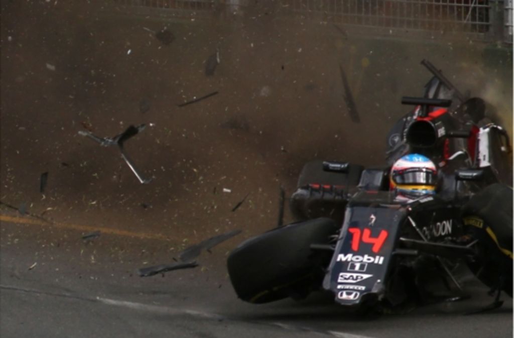 Diesen Horrorunfall hat Fernando Alonso unbeschadet überstanden.