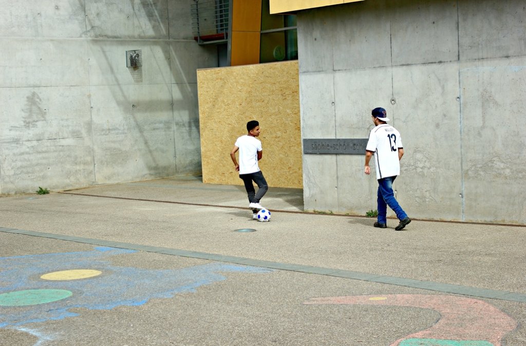 Betreuer Mohammad und Teilnehmer Noah (rechts) spielen zusammen am liebsten Fußball.