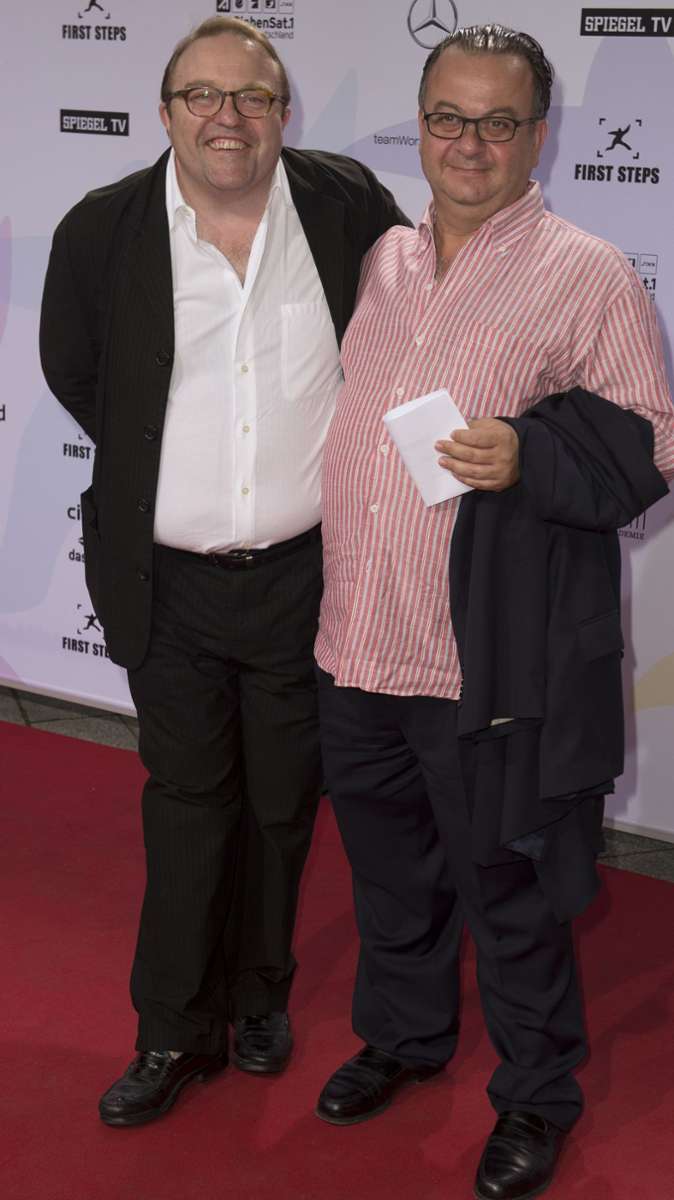 Der Schauspieler Gustav Peter Wöhler (li.) und sein Lebensgefährte, der Leiter des Filmfests Hamburg, Albert Wiederspiel, posieren am Montag, 20. August 2012, in Berlin während der Verleihung der „First Steps Awards“ auf dem Roten Teppich.