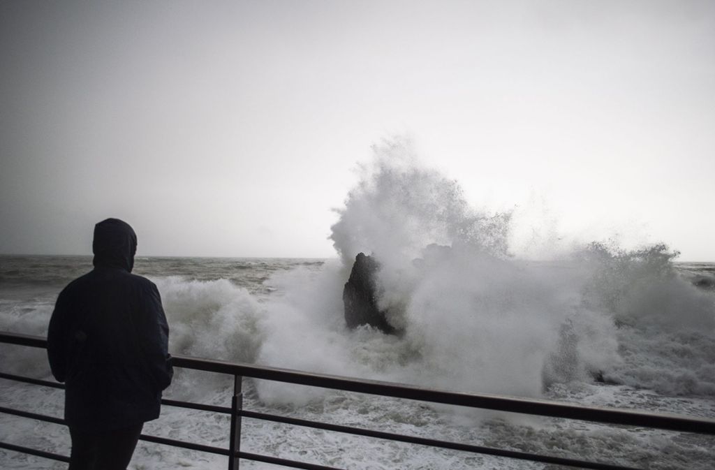 Acht bis zehn Meter hohe Wellen brachen sich an der Küste der italienischen Riviera.