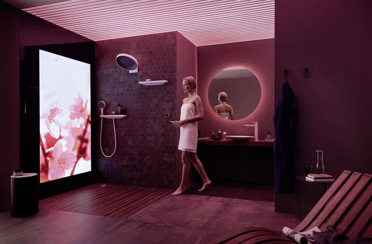 So schön sieht smarte Technik bei Hansgrohe aus dem Schwarzwald aus: Via App und Smartphone lassen sich verschiedene Stimmungen mit Farben, Duschprogrammen und Düften im Badezimmer steuern.
