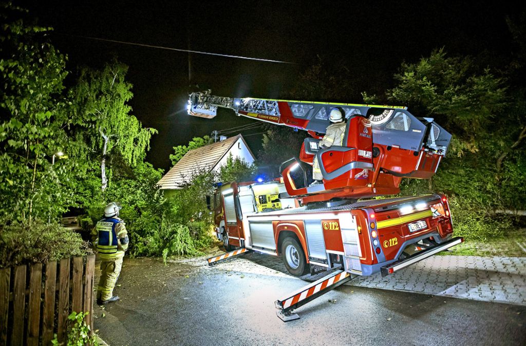 Im Dauereinsatz: Die Feuerwehren im Kreis – wie hier in Remseck – hatten am Dienstagabend viel zu tun. Foto: 7aktuell.de/Simon Adomat