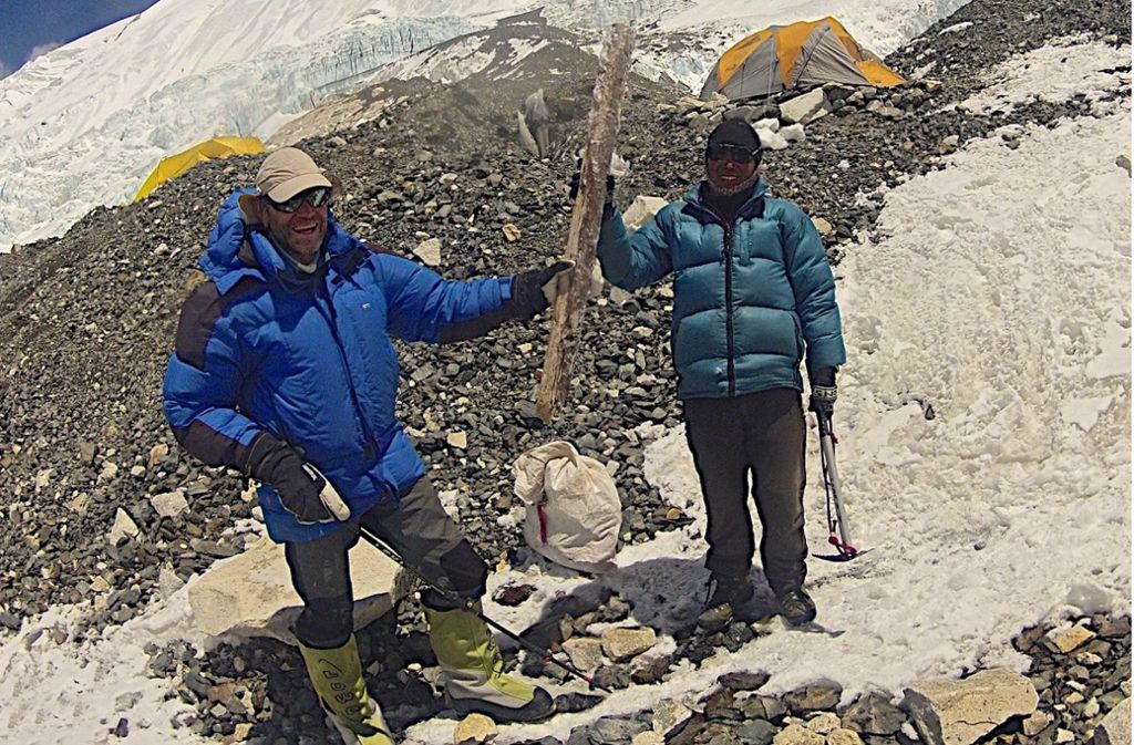Eco Everest Expedition 2012: Nagawang Karsan Sherpa und Paul Thelen (rechts) mit einem Holzbalken aus den 50er oder 60er Jahren in Camp 2 (6500 Meter).