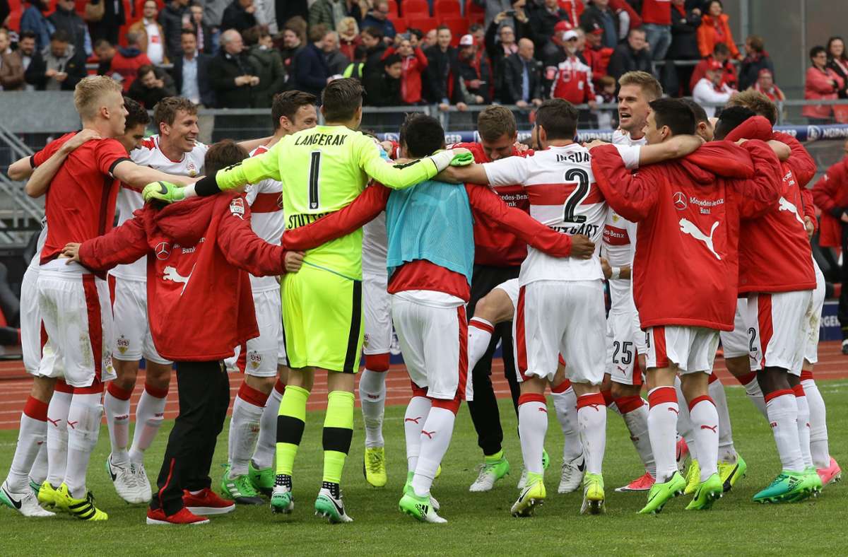 Das Tänzchen der Sieger: Der Kraftakt mit glücklichem Ausgang und dem 3:2-Sieg in Nürnberg vor 44 000 Zuschauern ebnet am Ende der Saison 2016/2017 endgültig den Weg zurück in die Bundesliga.
