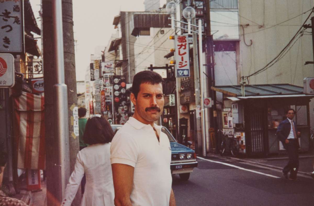 Schnappschuss aus Mercurys privatem Fotoalbum: der Queen-Star bei einem Besuch in Japan.