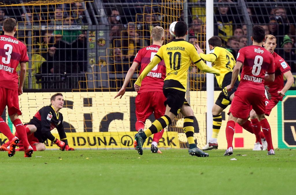 VfB-Mittelfeldspieler Gonzalo Castro agierte in der Saison 2015/16 noch in den Reihen von Borussia Dortmund und schockte den VfB damals früh mit seinem Kopfballtor in der dritten Minute. Im weiteren Spielverlauf präsentierten sich die Stuttgarter zwar durchaus mutig, aber gleichzeitig anfällig in der Verteidigung. Am Ende musste das Team von Jürgen Kramny sogar noch froh sein, dass es bei „nur“ vier Gegentoren (1:4) blieb. Denn die Dortmunder Offensive um Aubameyang und Reus vergab mehrere hochkarätige Torchancen.