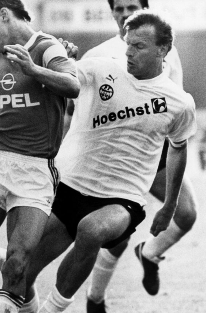 Einsam an der Spitze: Karl-Heinz Körbel hält mit 602 Spielen in der Fußball-Bundesliga den Rekord mit den meisten Einsätzen – und das 19 Jahre lang im Trikot der Eintracht Frankfurt. Bei der SGE wird er der „treue Charly“ genannt.