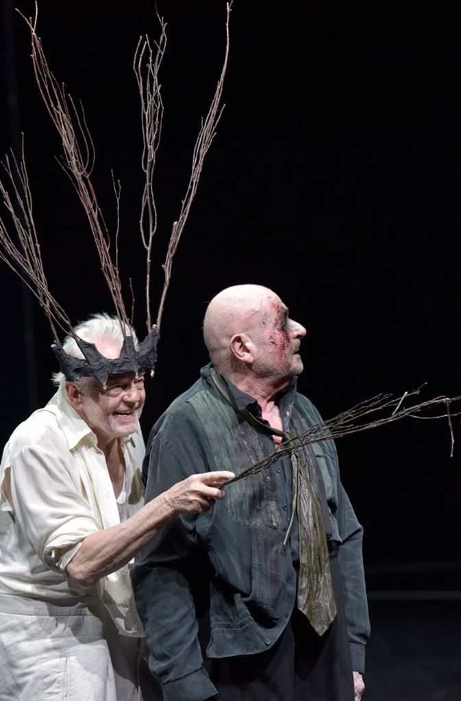 Elmar Roloff als Gloster und Martin Schwab (li.) als Lear in Claus Peymanns Inszenierung von Shakespeares „Lear“ im Jahr 2018