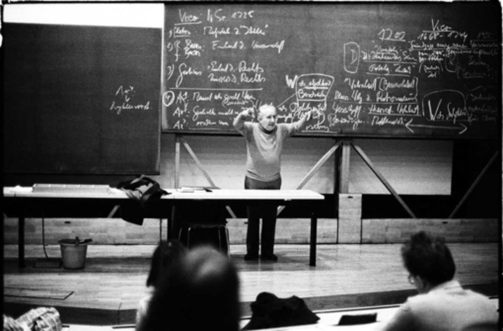„Mischung aus Wily Millowitsch und Herbert Marcuse“: Max Bense in der Vorlesung vom 6.Dezember 1976, 18.15 bis 19.20 Uhr, im Tiefenhörsaal des K1 der Universität Stuttgart. Foto: Jonnie Döbele
