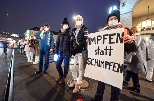 Protest gegen den Corona-Protest in Karlsruhe Foto: epd/Uli Deck