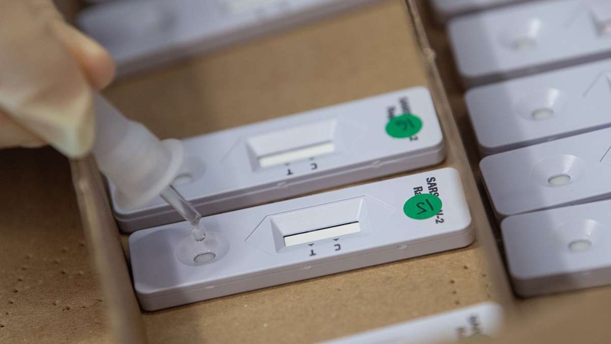  In Israel sind die PCR-Teststationen überlastet. Das Land im Nahen Osten reagiert mit einer Aufweichung der Testpflicht und verteilt Antigen-Tests an die Bevölkerung. 