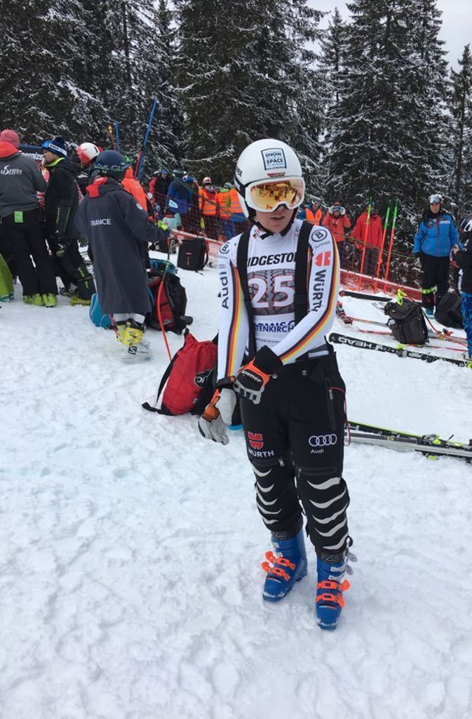 Die Skirennläuferin Kira Weidle trägt die Hose beim Rennen in Garmisch Patenkirchen.