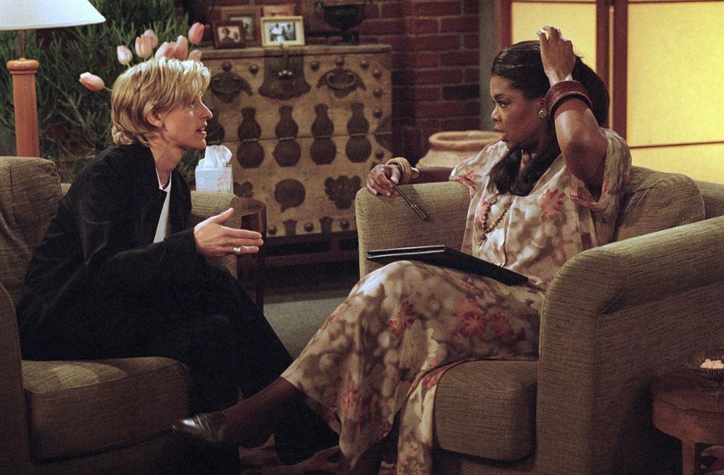 1997: Oprah ist Zeugin großer TV-Momente – so unterstützt sie Sitcom-Star Ellen DeGeneres bei deren Outing als lesbisch.