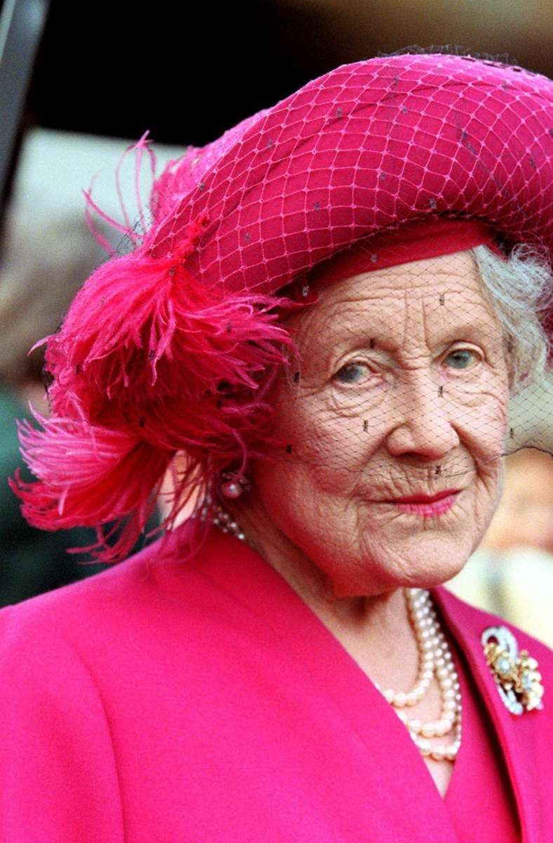 Als 2002 die Königinmutter (Foto), bekannt als „Queen Mum“, mit 101 Jahren stirbt, tritt die Queen erneut in einer Fernsehansprache auf. Sie bedankt sich für die zahlreichen Beileidsbekundungen. Diesmal lässt sich die Königin in Trauerkleidung vor einem Fenster von Schloss Windsor abbilden – sie wirkt mitgenommen. Die Zeit, die ihre Mutter erlebte, sei „ein Jahrhundert für dieses Land und das Commonwealth“ gewesen. „Nicht ohne Prüfungen und Trauer, aber auch mit außergewöhnlichen Fortschritten, voller Beispiele für Mut und Dienst genauso wie Spaß und Lachen“.