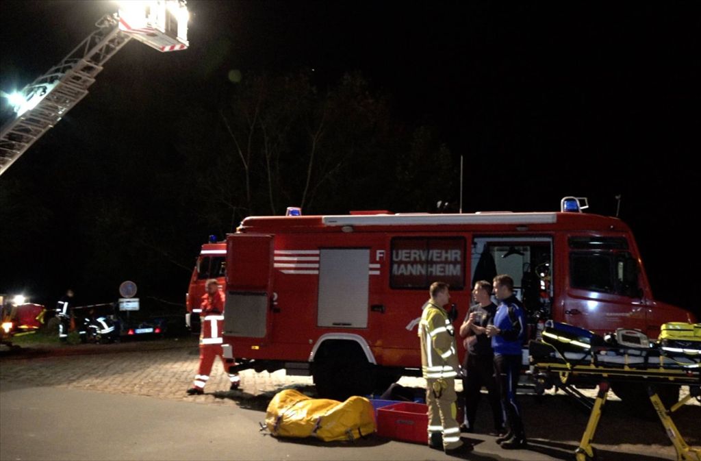 Ein Paar ist in Baden-Württemberg mit seinem Auto von einer Fähre gestürzt und im Neckar ertrunken.