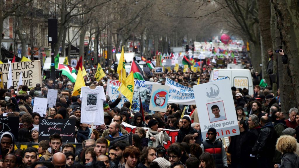 Paris: Tausende bei Demonstration gegen Polizeigewalt