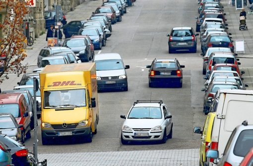 Lieferfahrzeuge, die in der zweiten Reihe parken, behindern die anderen Verkehrsteilnehmer. Foto: factum/Weise