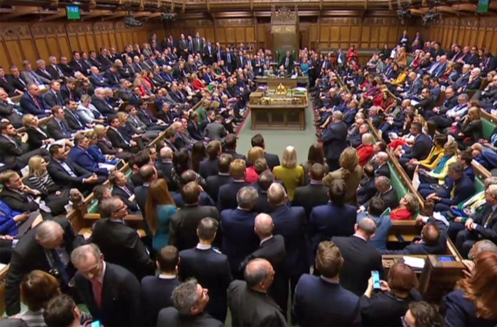 Nicht jeder Abgeordnete hat einen Platz im Unterhaus: Für 650 Mandatsträger gibt es nur 427 Sitzgelegenheiten. Parlamentarier, die mit Verspätung kommen und keinen Platz ergattern, müssen in der Nähe des Eingangs (unten) stehen bleiben.