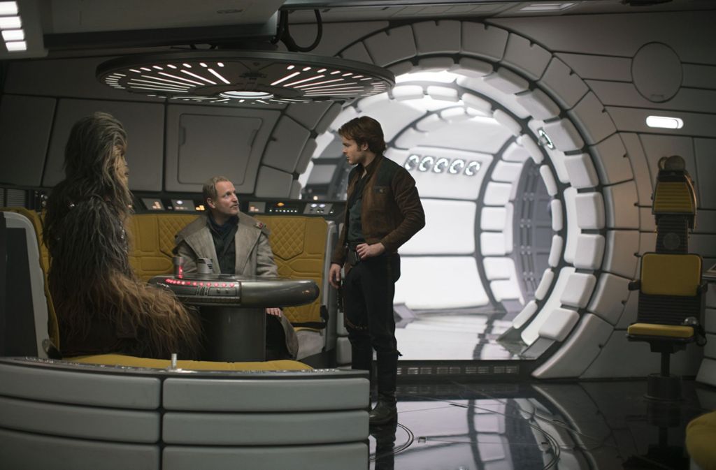 Chewbacca, Beckett (Woody Harrelson) und Han Solo (Alden Ehrenreich, von links) im Millennium-Falken am Monster-Schach-Tisch