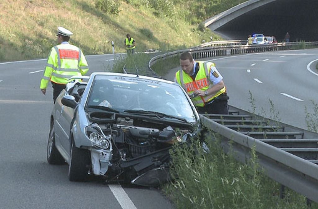 Tödliche Verletzungen hat ein 34 Jahre alter Mann bei einem schweren Verkehrsunfall am Donnerstagnachmittag auf der Bundesstraße 295 von Renningen in Richtung Leonberg erlitten. Er starb noch an der Unfallstelle.