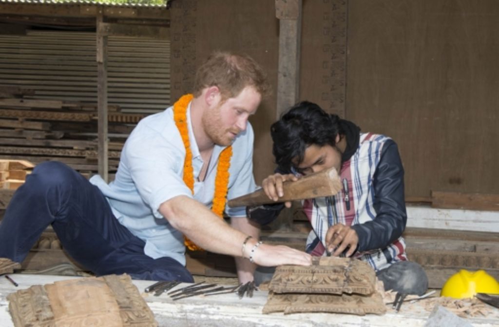 Harry versuchte wie die nepalesischen Kunsthandwerker, prunkvolle Holzschnitzereien wiederherzustellen.