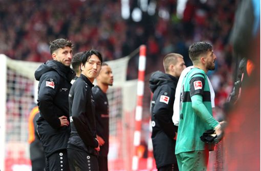 Traten nach der Pleite geschlossen vor die mitgereisten Fans: Die Spieler des VfB Stuttgart. Foto: Pressefoto Baumann/Cathrin Müller