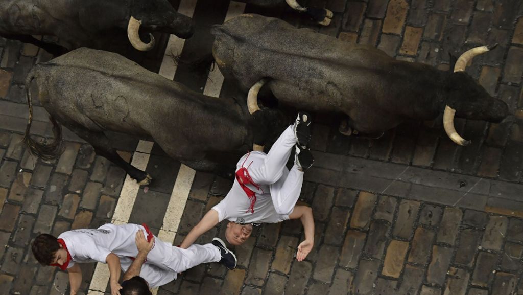  Bei der traditionellen Stierhatz in Pamplona sind erneut mehrere Menschen verletzt worden. Darunter auch einige Touristen. 