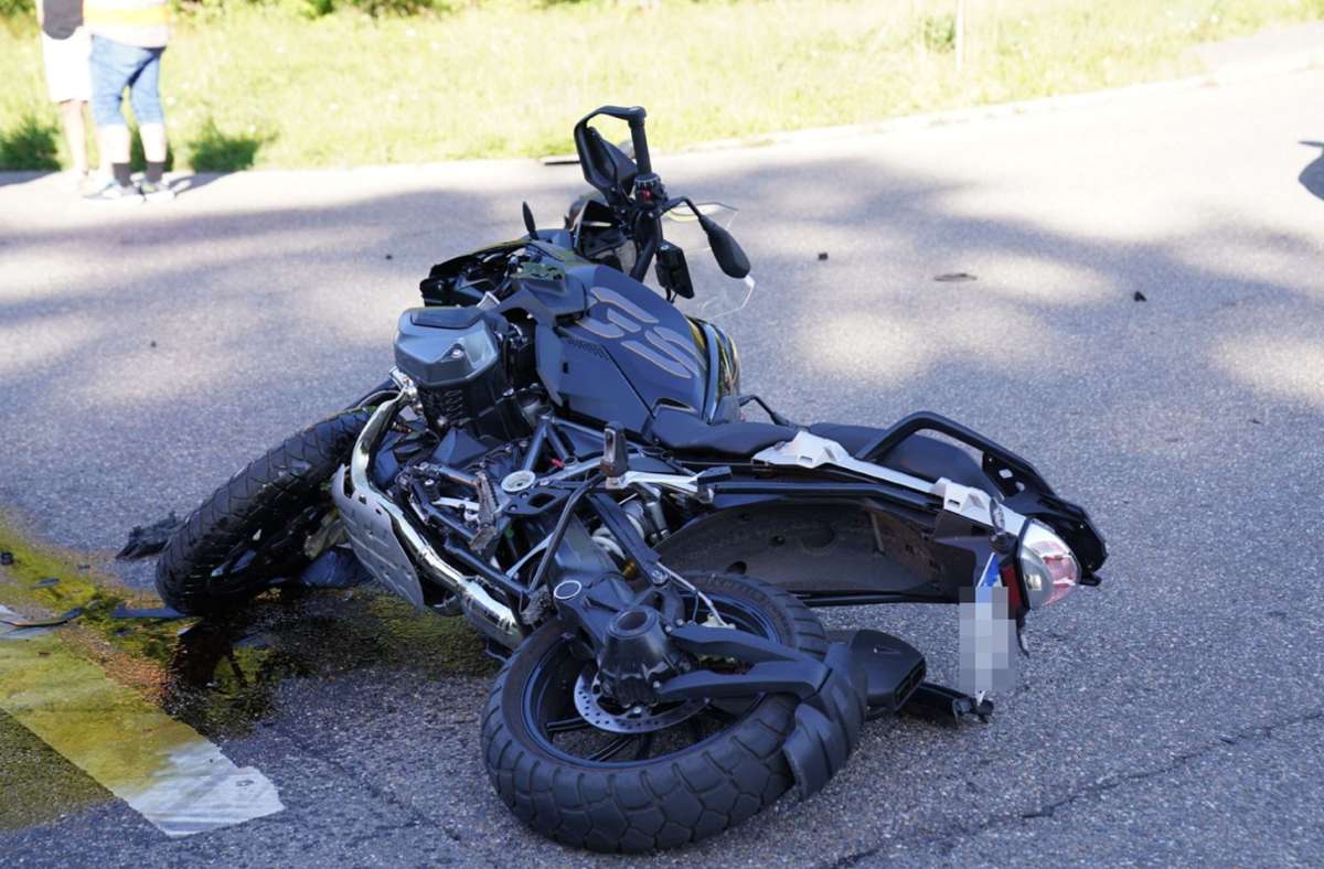 Der 62-jährige Motorradfahrer wurde schwer verletzt ...