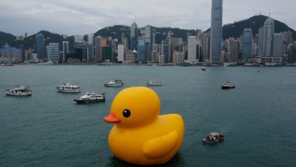 In Honkongs Wasser schwimmt etwas: Quietscheente erfreut Chinesen