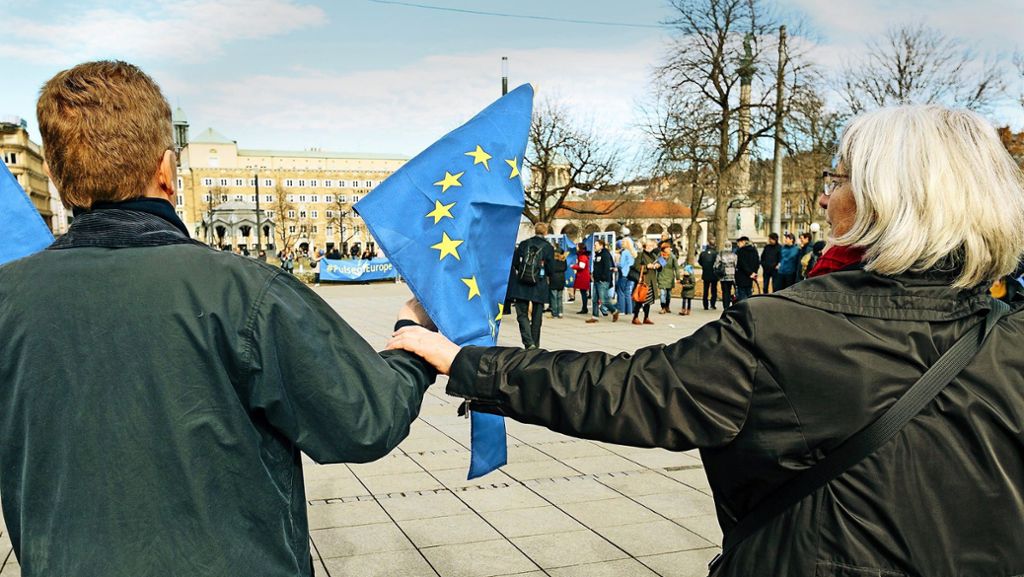 Pulse of Europe auf dem Schlossplatz: Eine Menschenkette  für Europa