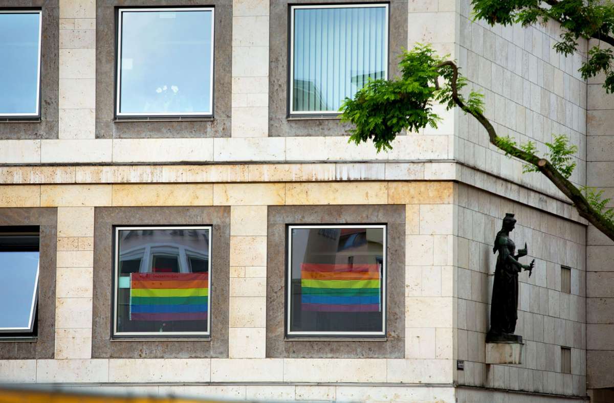 An mehreren Rathausfenstern hängen nun Rainbow-Fahnen, was OB Frank Nopper verhindern wollte.