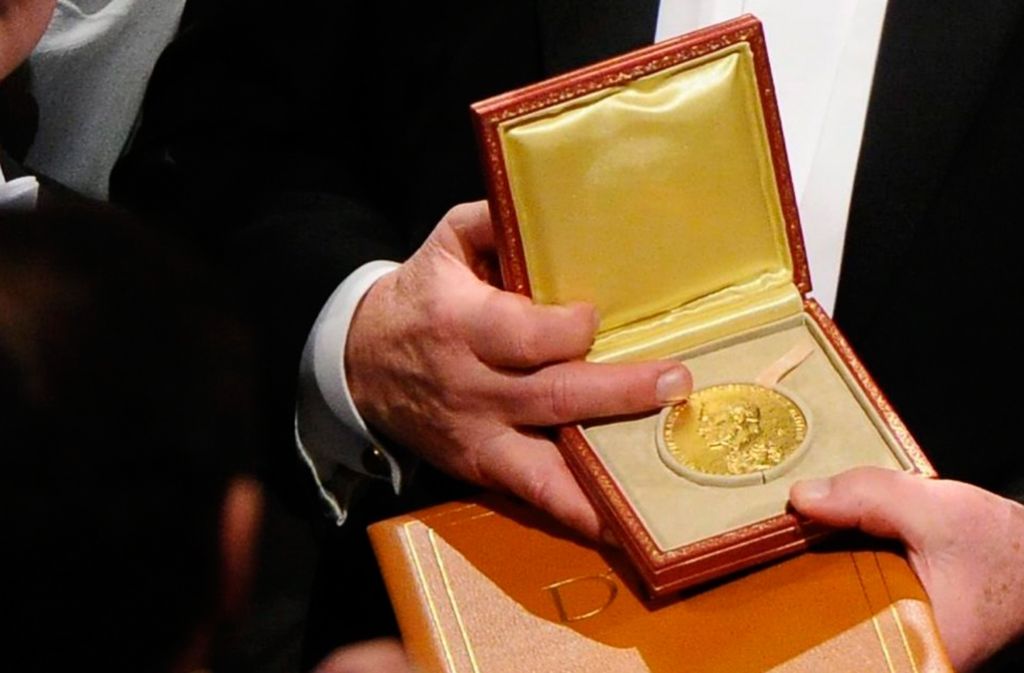 So sieht die Medaille aus, die Oliver Hart und Bengt Holmström in diesem Jahr erhalten werden.