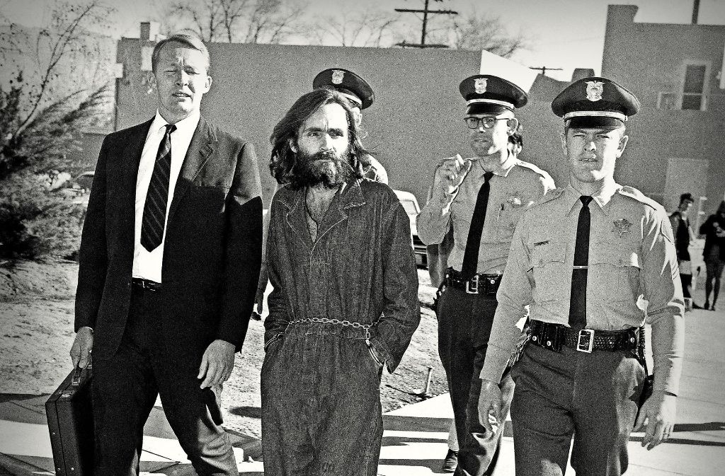 Charles Manson 1969 auf dem Weg zur Gerichtsverhandlung.