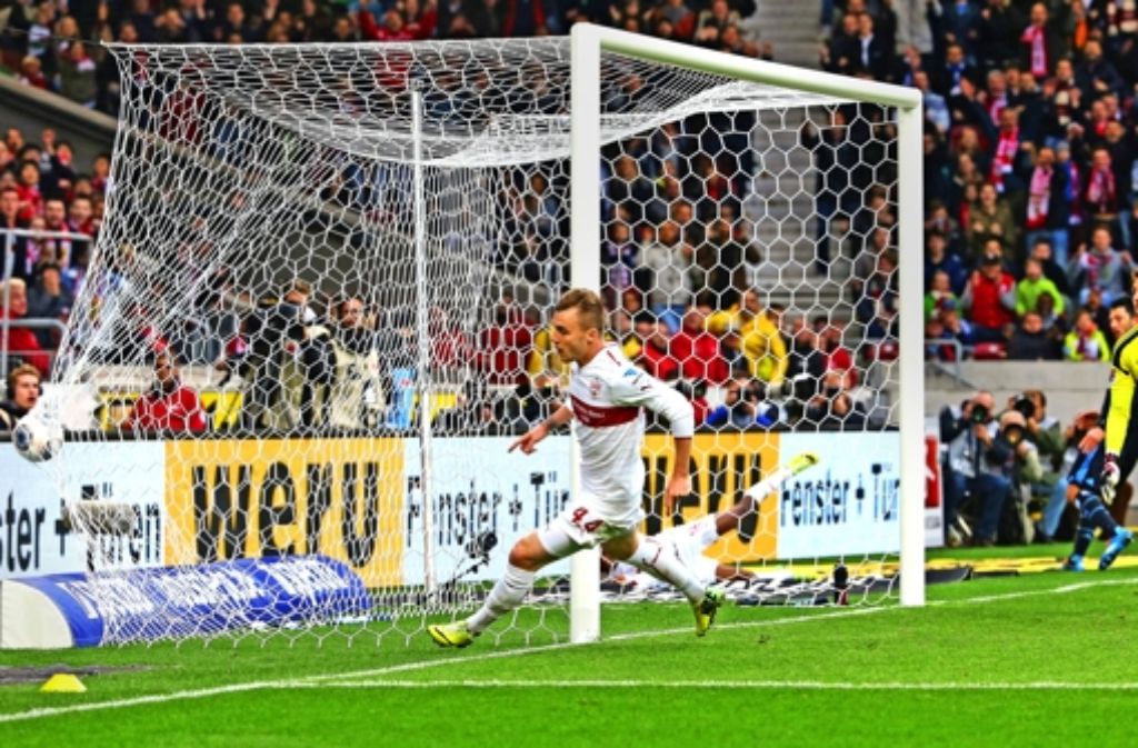 Alexandru Maxim trifft zum 1:0 für den VfB im  wichtigen Spiel gegen den HSV. Weitere Eindrücke von dem Spiel zeigt die folgende Bilderstrecke. Foto: Rudel
