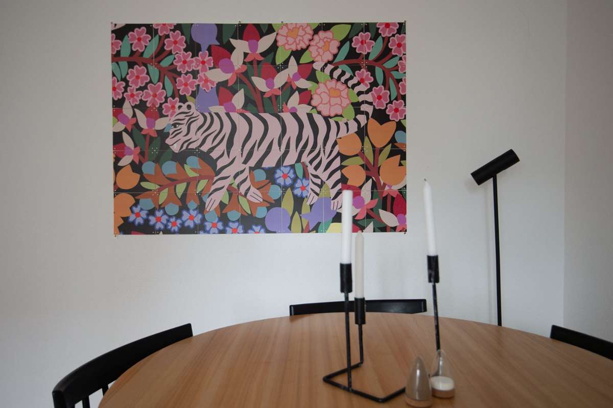 Verena schmückt ihre Wände mit Arbeiten junger Künstler:innen.