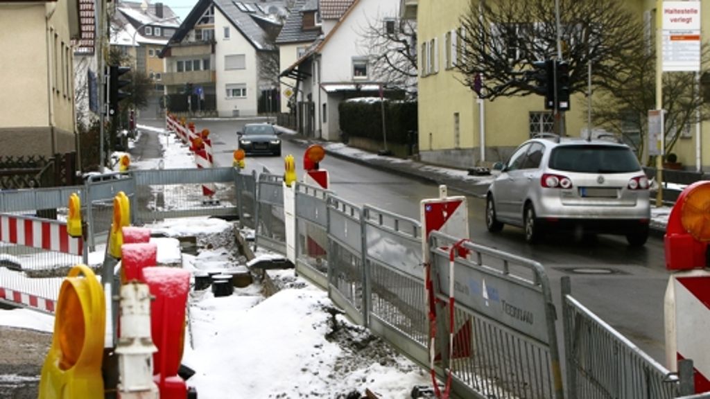  Wochenlang ruhten die Arbeiten an der Grötzinger Straße in Harthausen. Nun soll es mit Belagsarbeiten weitergehen. Am Ortsrand werden neue Leitungen und Kabel verlegt. 