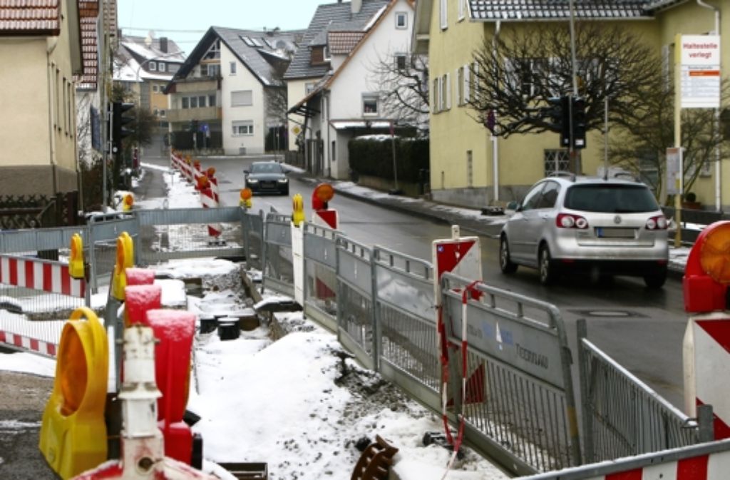 Während die Bauarbeiten ruhten, wurde die Ampelregelung an der Grötzinger Straße vorübergehend aufgehoben. Foto: Jens Noll