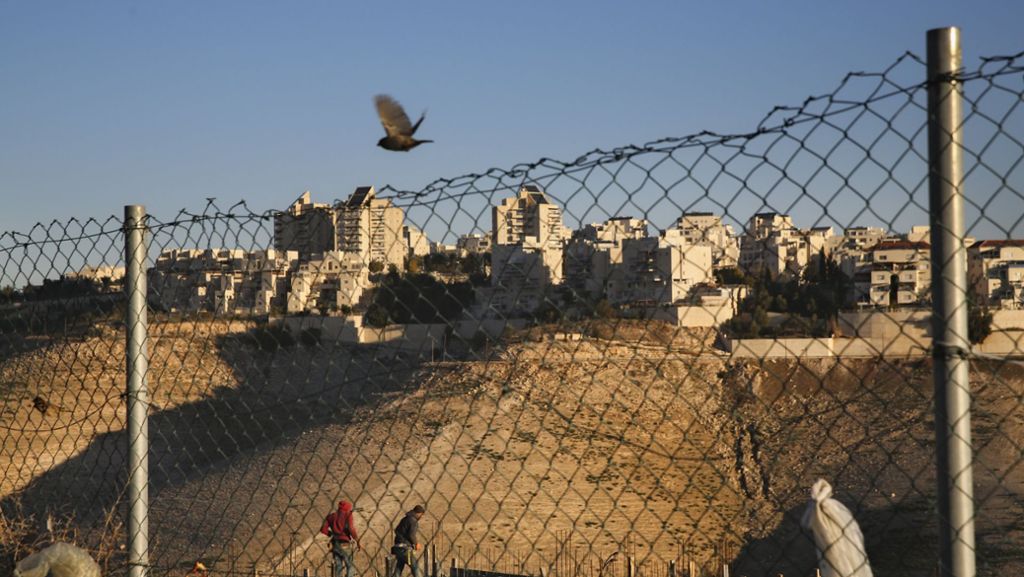  Die UNO hat das von Israel beschlossene Gesetz zum neuen Siedlungsbau scharf kritisiert. Sondergesandter Nikolai Mladenow prophezeite eine Verfolgung vom Internationalen Strafgerichtshof. 