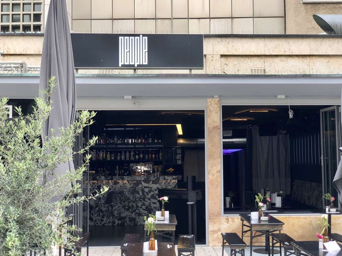 Auch Clubs und Gastronomie haben sich neu aufgestellt, das People ist jetzt tagsüber als Café und Bar geöffnet – inklusive großer Außenterrasse.