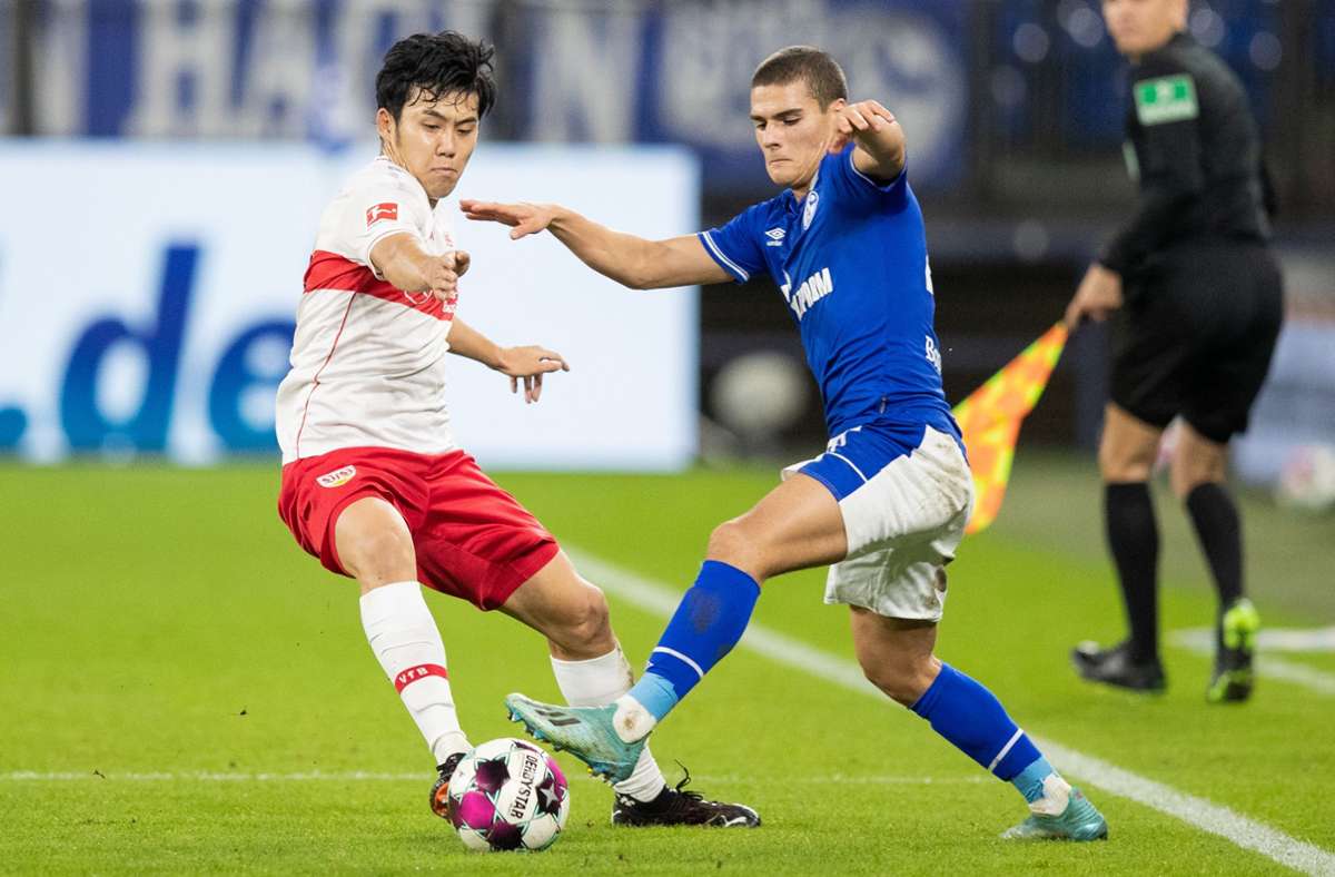 Wataru Endo (links) vom VfB Stuttgart zeigte bei Schalke 04 eine starke Leistung.