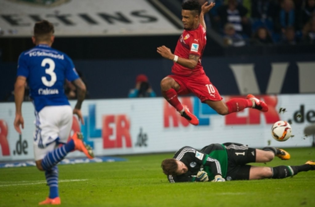 Schalkes Ralf Fährmann (unten) und Daniel Didavi von Stuttgart versuchen an den Ball zu kommen.