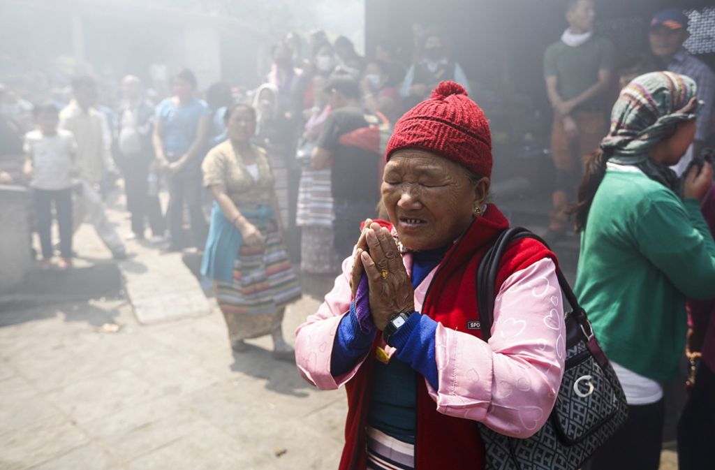 April 2014: Trauerfeier für die 16 verunglückten Sherpas in Nepals Hauptstadt Kathmandu. Andy Holzer war damals selbst im Basislager auf der Südseite des Everest, nur wenige hundert Meter von dem Unglücksort entfernt.