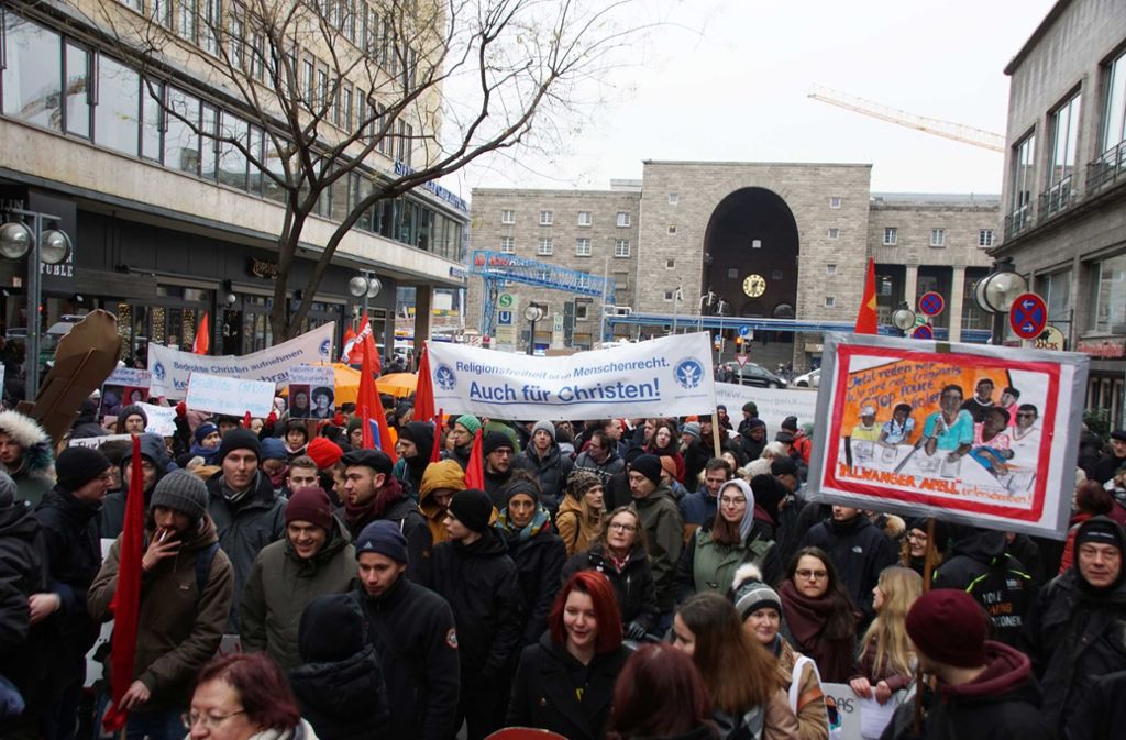 700 Demonstranten ziehen am Samstag durch Stuttgart.