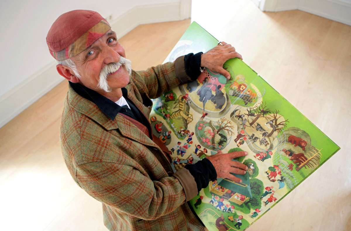 Er war der Erfinder des Wimmelbuchs: Ali Mitgutsch hält 2005 im Bilderbuchmuseum in Troisdorf eines seiner Kinderbücher in Händen.