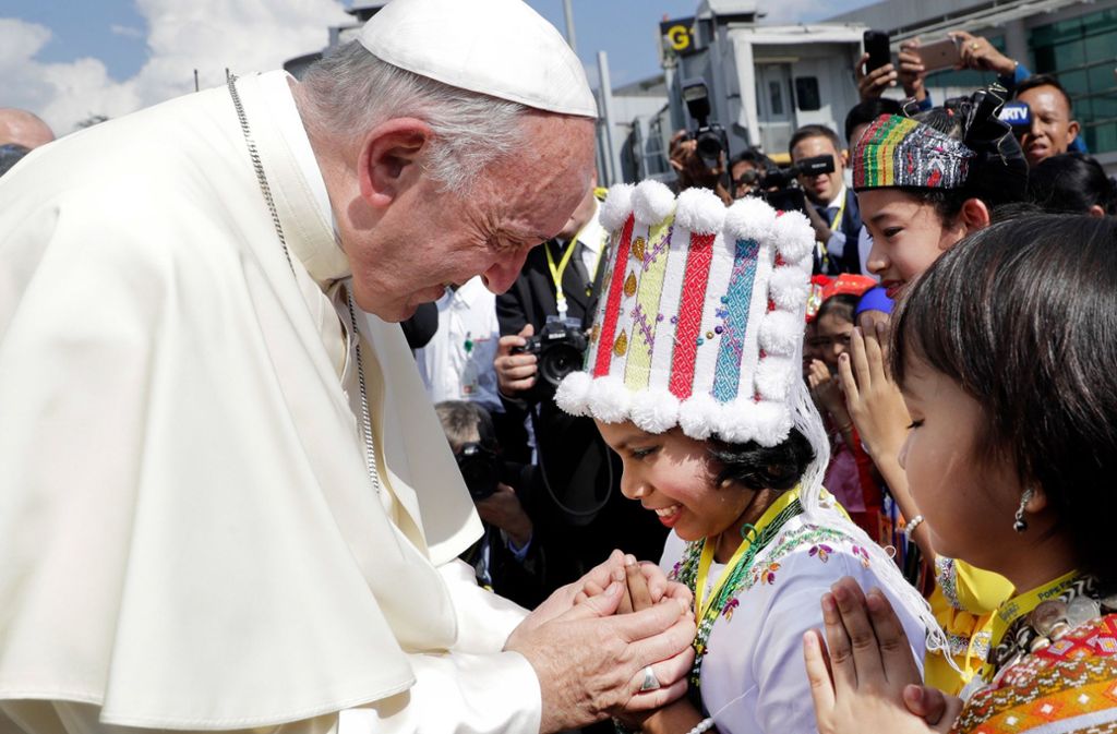 Bei seiner Ankunft am Yangon International Airport in Myanmar wird der Papst von Kindern in traditioneller Kleidung begrüßt. Doch über die Zurückhaltung, die der Papst in der Frage der Rohingya-Flüchtlinge walten ließ, waren viele enttäuscht.