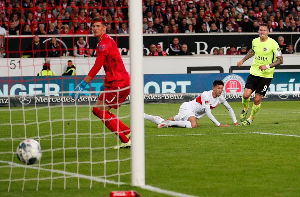 Der VfB-Torhüter schaut dem Ball hinterher – Wehen Wiesbaden führt.