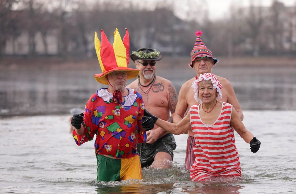 In Berlin haben sich die Winterschwimmer des Vereins „Berliner Seehunde“ im Orankesee abgekühlt.
