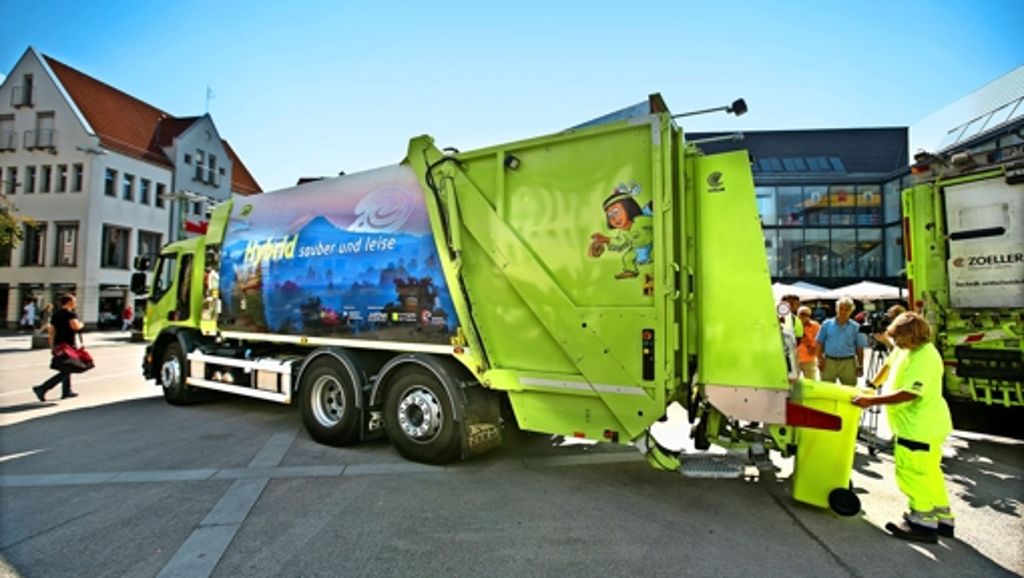 Hybrid-Müllauto der ETG rollt durch den Stauferkreis: Umweltschonendes Müllsammeln